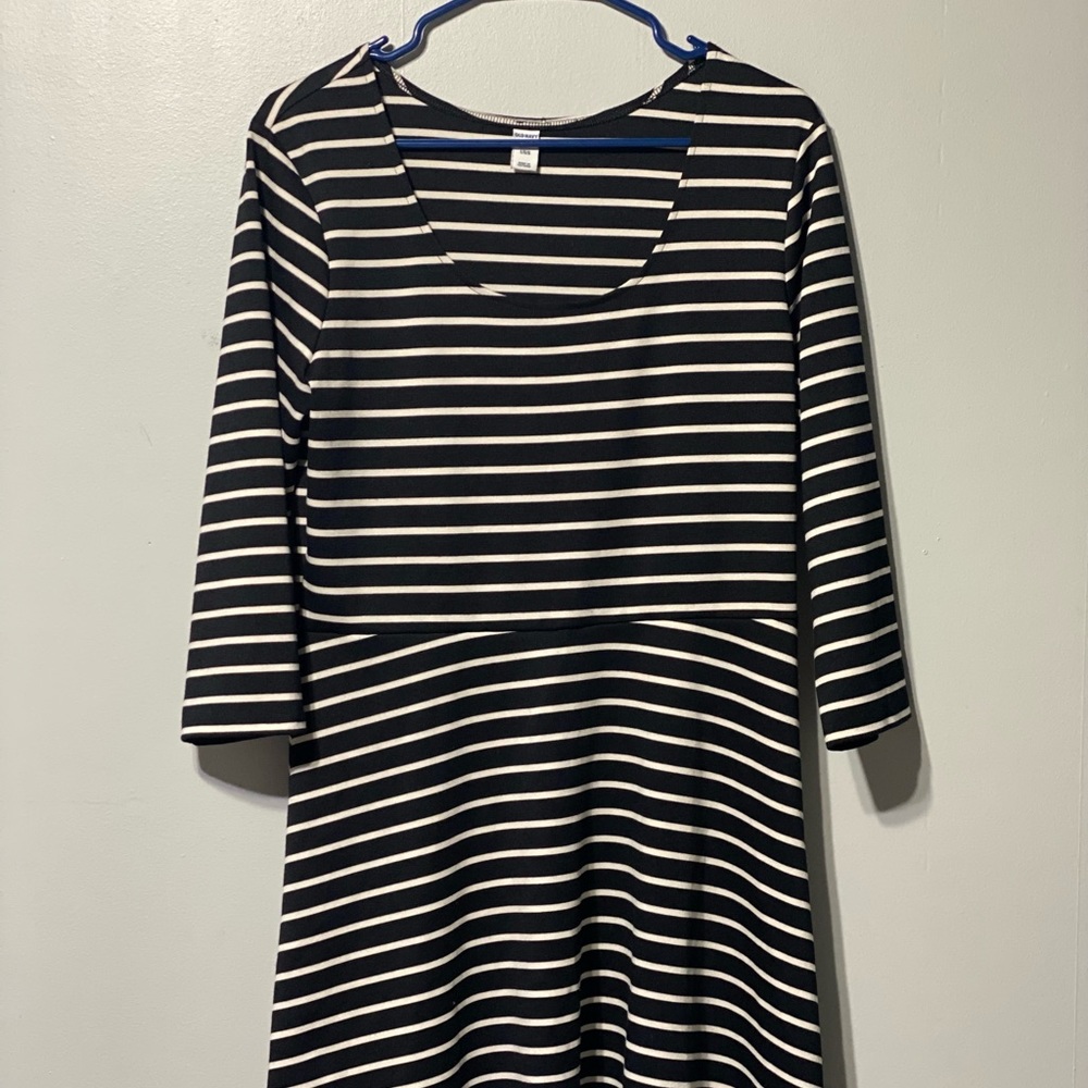 Old Navy Women’s Black and White Striped Dress!!